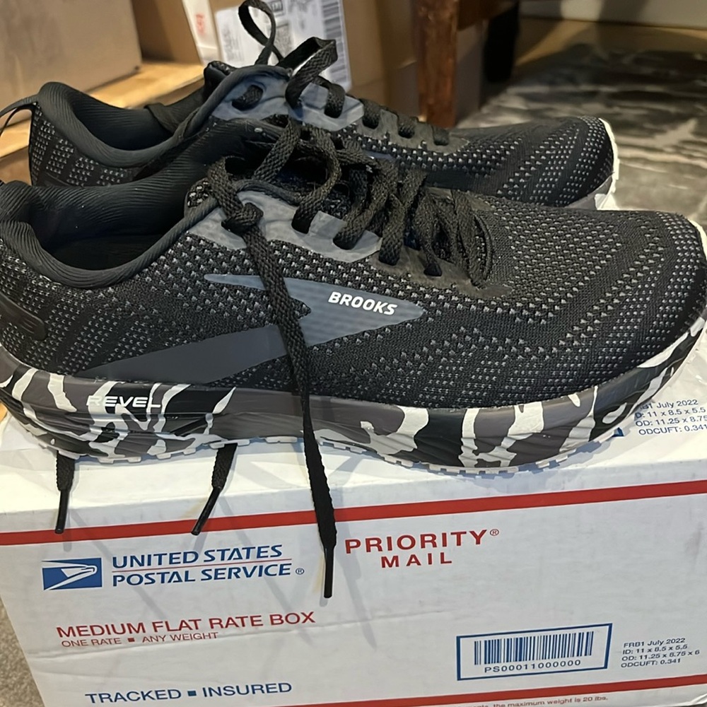 brooks revel size 8 M